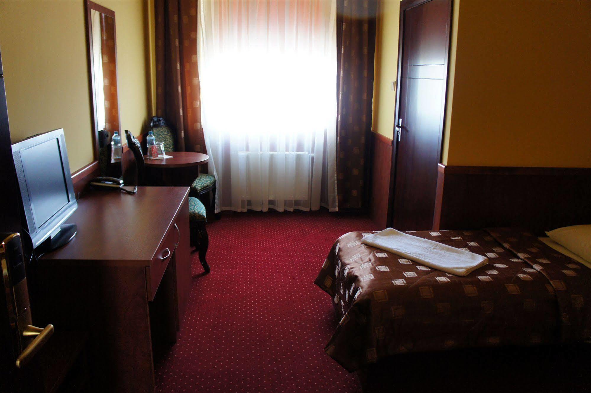 Hotel Dobosz Police Exterior photo